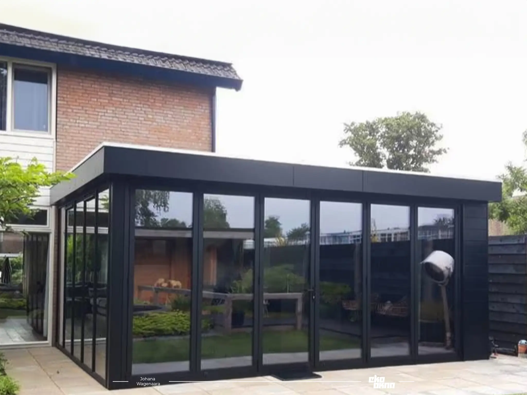 Accordion folding door