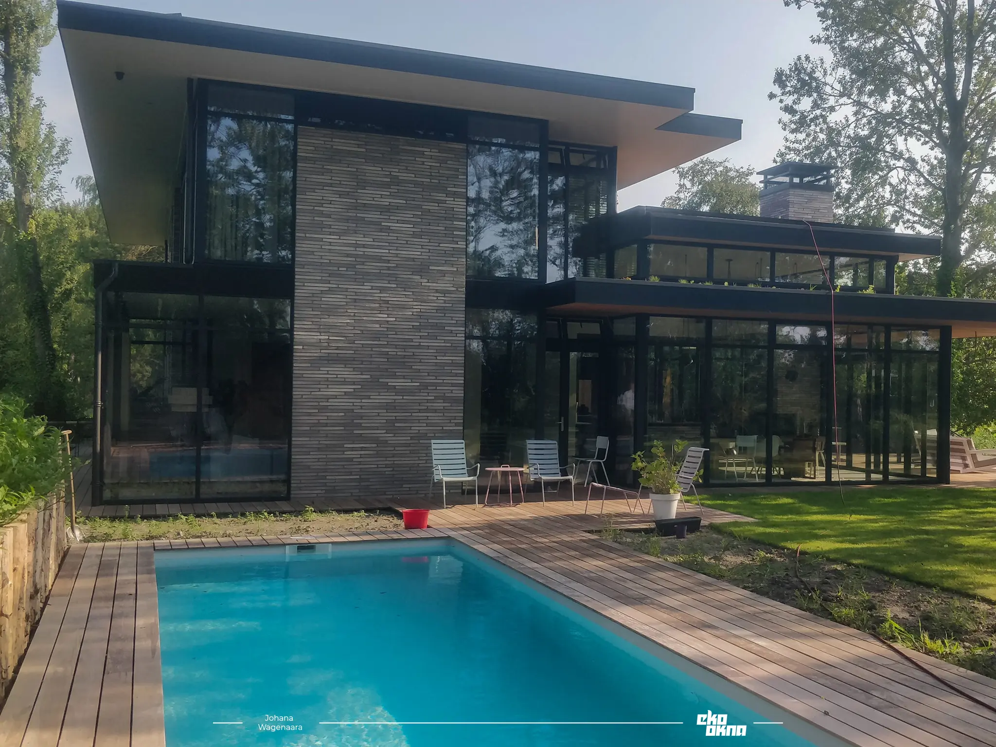 Bi-fold glass wall